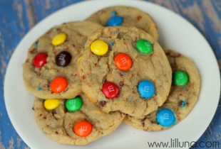 YUMMY M&M Cookies recipe. Must save for later. Recipe on { lilluna.com } #cookies