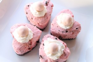 berry-oreo-mini-heart-cheesecakes-4