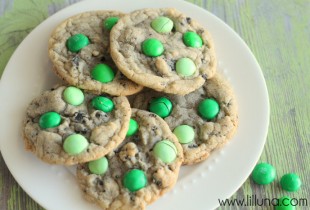 Mint M&M Oreo Cookies on { lilluna.com }