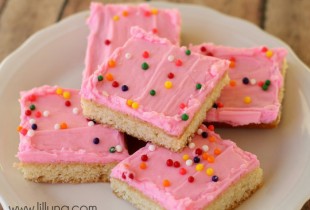YUMMY Sugar Cookie Bars. Recipe on { lilluna.com }