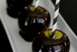 Blackout Candy Apples! These are so fun and festive for Halloween!
