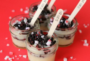 Candy Cane Oreo Pudding Cups. Yummy and Easy! { lilluna.com }