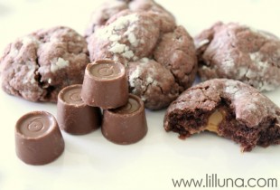Ooey Gooey Chocolate Rolo Cookies. This is a must-keep recipe!! So GOOD! #cookies { lilluna.com }