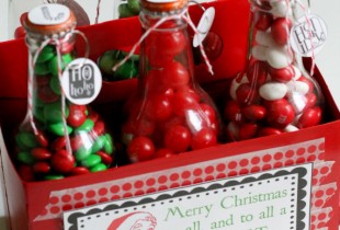 Christmas Pop Bottle Set. Cute gift idea. Free printables at { lilluna.com }