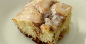Cinnamon Roll Cake. This recipe is so good! Must keep this one. { lilluna.com }