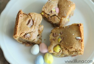 Mini Cadbury Egg Blondies. Recipe on { lilluna.com }