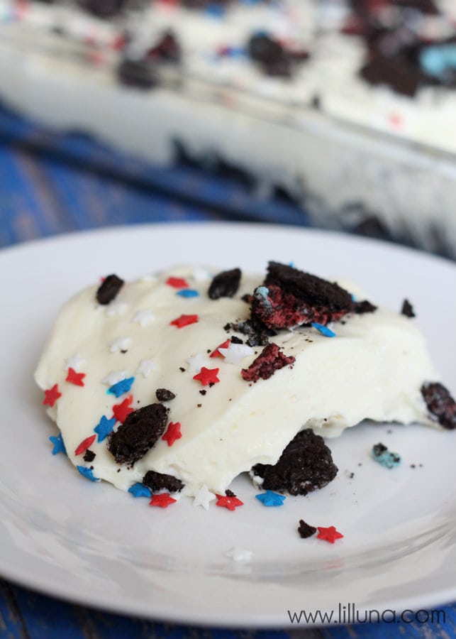 Patriotic Dirt Cake filled with cream cheese, white chocolate pudding and more! { lilluna.com }