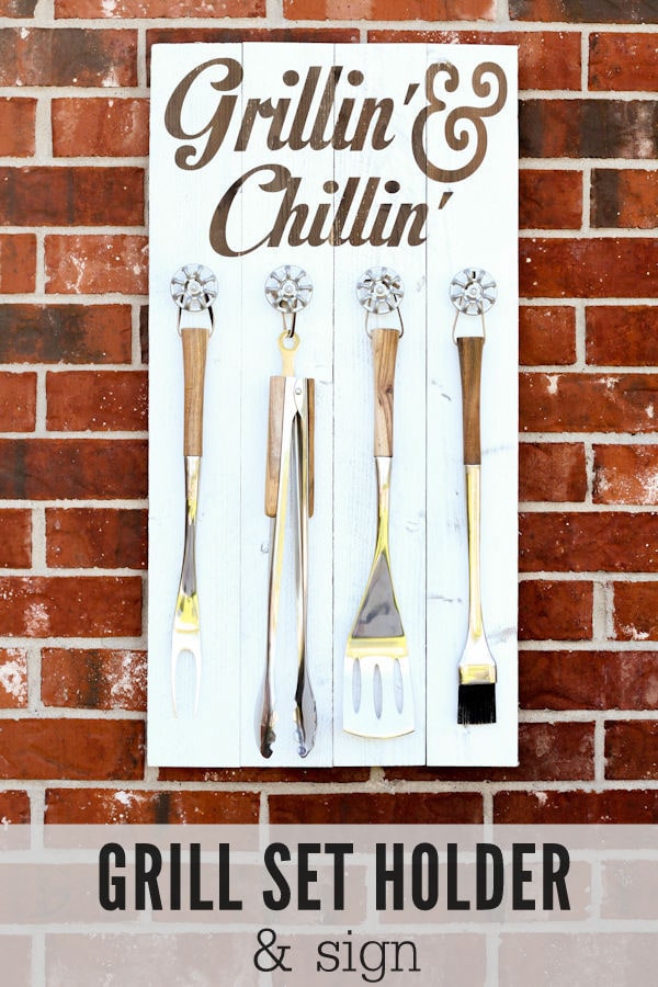 Grill Set Holder - Grillin' and Chillin' Sign tutorial on { lilluna.com } The perfect gift for dad or grandpa for Father's Day!