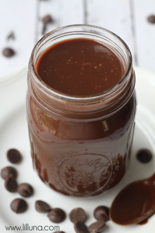 Delicious Homemade Chocolate Fudge Sauce recipe on { lilluna.com }