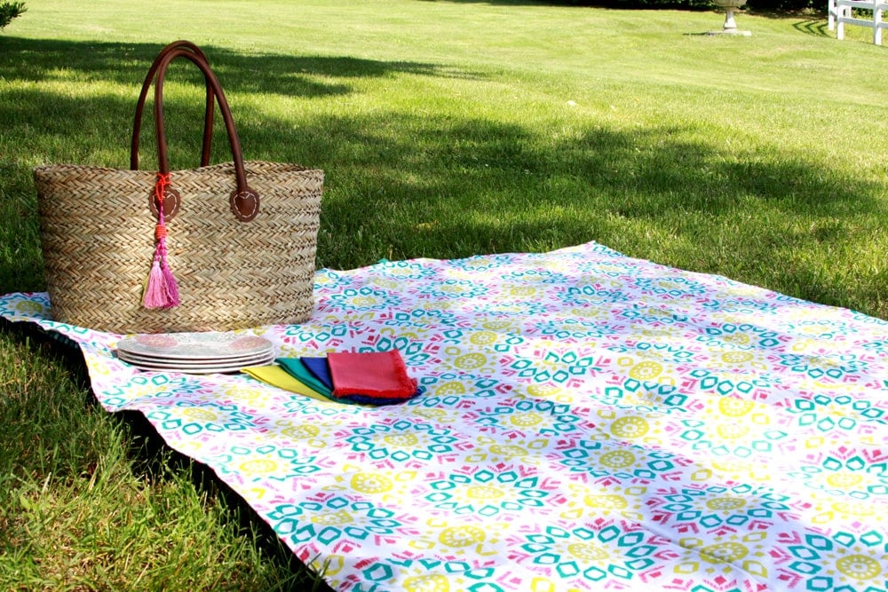 15 Minute Picnic Blanket tutorial - perfect for summer time! Get the directions on { lilluna.com }