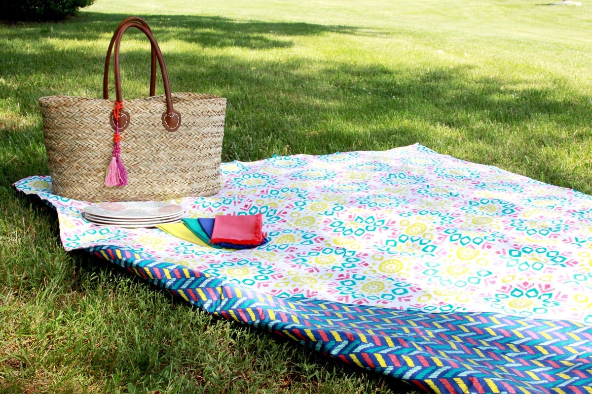 15 Minute Picnic Blanket tutorial made from 2 tablecloths, one that is cotton and soft and the other that is waterproof!! Get the tutorial on { lilluna.com }