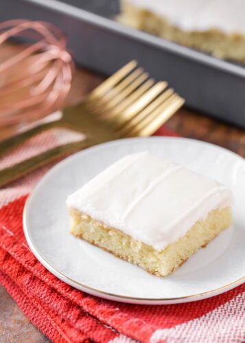 Scheibe von weißem Blechkuchen auf weißem Teller