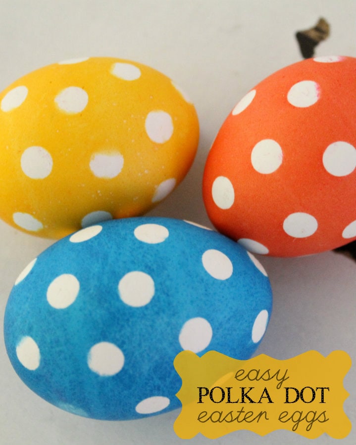 Super easy Polka Dot Easter Eggs on { lilluna.com } Simple and super adorable!