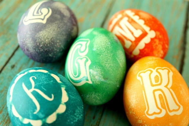 Monogram Easter Eggs - so cute! Tutorial on { lilluna.com }