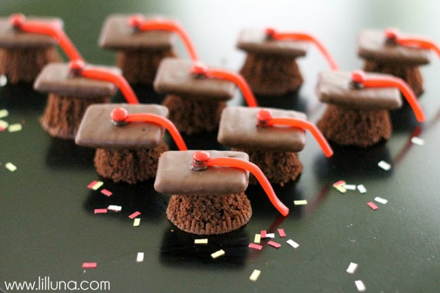 EASY Mini Cupcake Graduation Caps! So fun and easy to make! Your guests will enjoy the mini cupcakes, grahams, & candy!