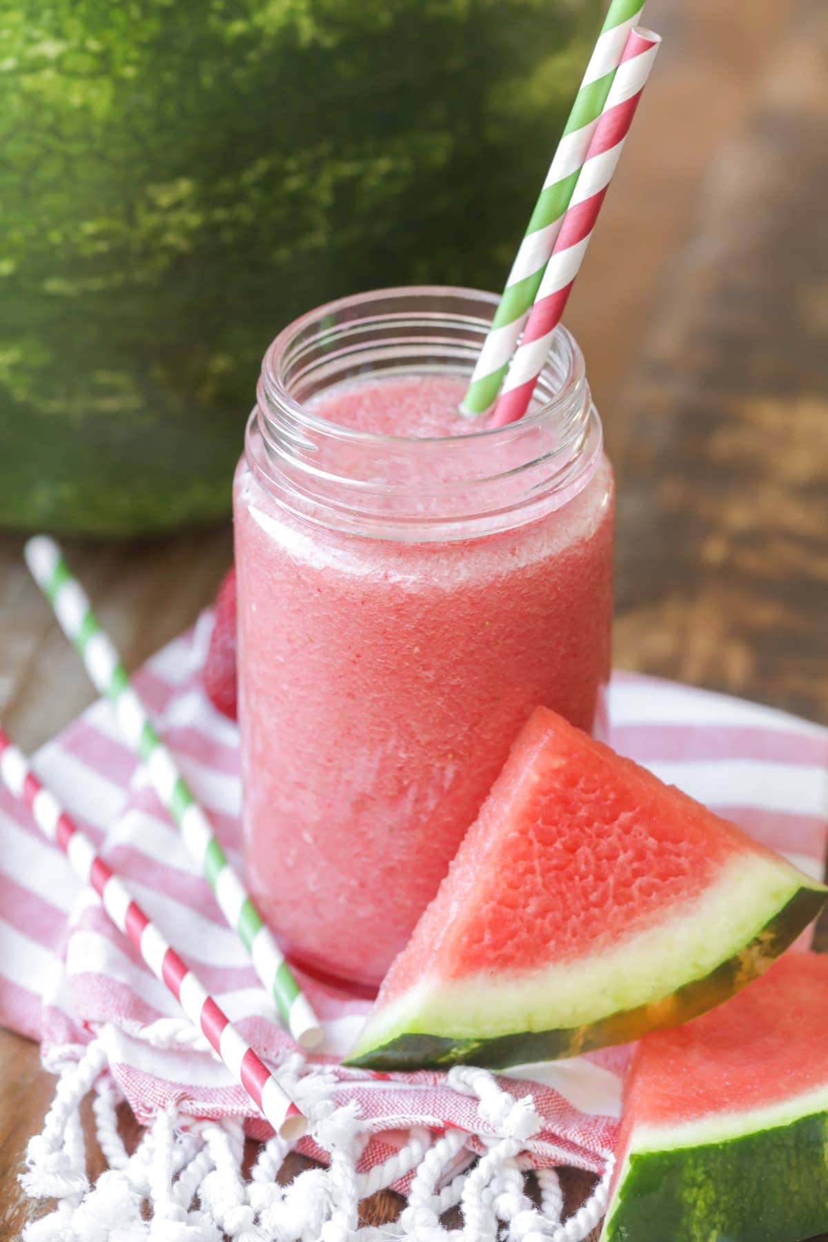 Receita de sumo de melancia em vidro com palhinhas e fruta