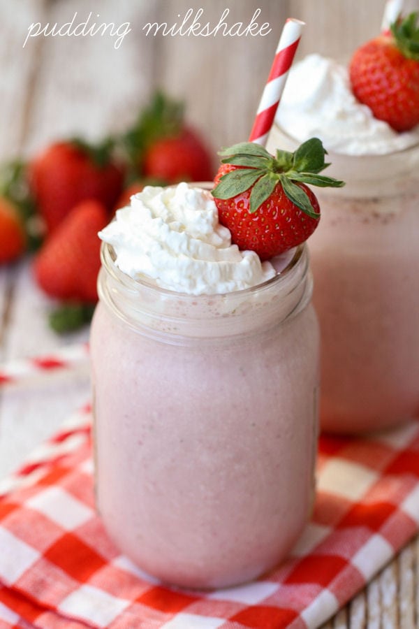 Einer unserer Lieblingsleckereien - Puddingmilchshakes!! Eine großartige Kombination aus Erdbeeren, Bananen und weißem Schokoladenpudding!