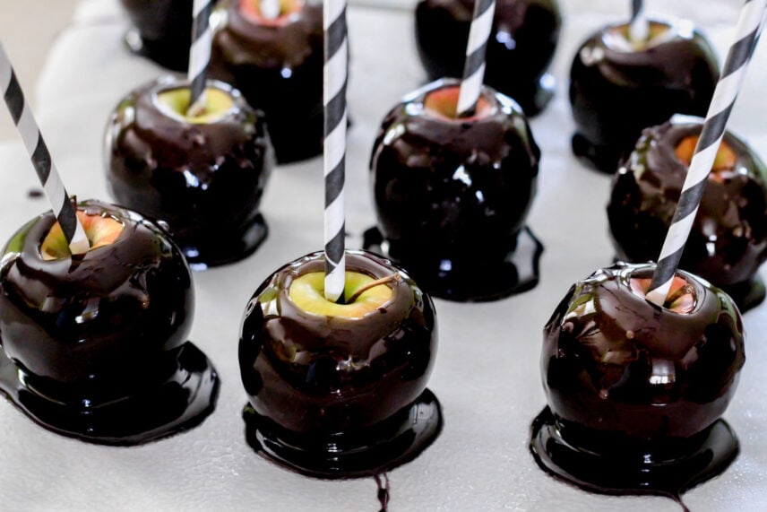 Black Candy Apples {Spooky Halloween Candy Apples} | Lil' Luna