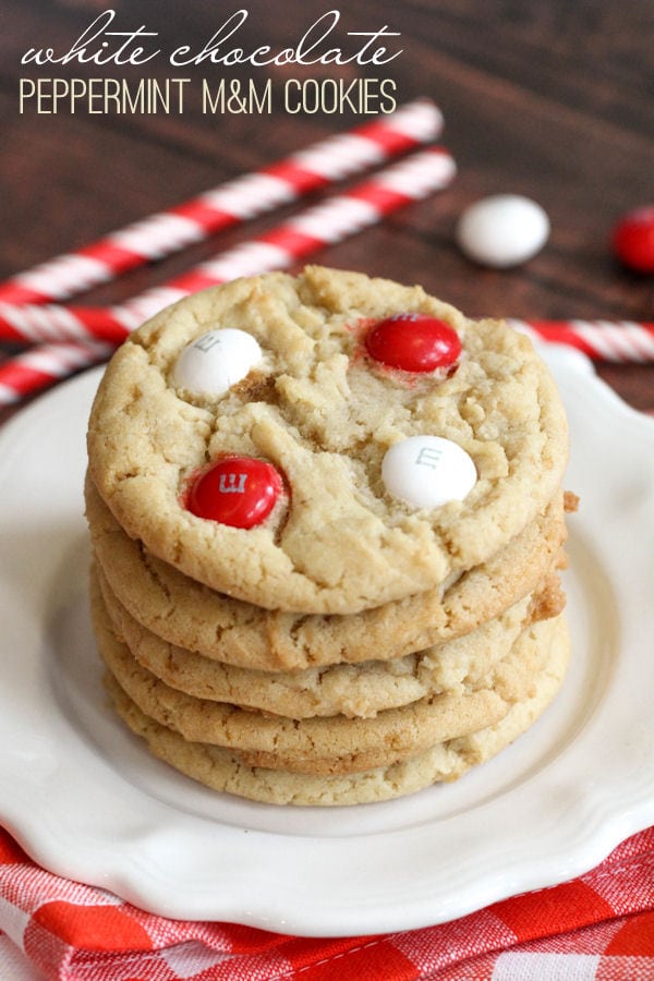 Galletas de menta de Chocolate Blanco suaves y festivas MM { lilluna.com } ¡Estas galletas son deliciosas y están llenas de chispas de chocolate blanco y mm de menta de chocolate blanco!!