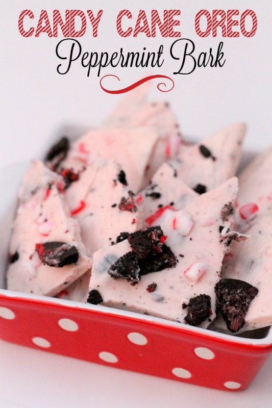  Candy Cane Oreo Pebermynte Bark. Hurtig, nem og lækker!  lilluna.com } vanilje slik belægning smeltet med olie og smør og blandet med candy cane oreos og knuste candy canes!