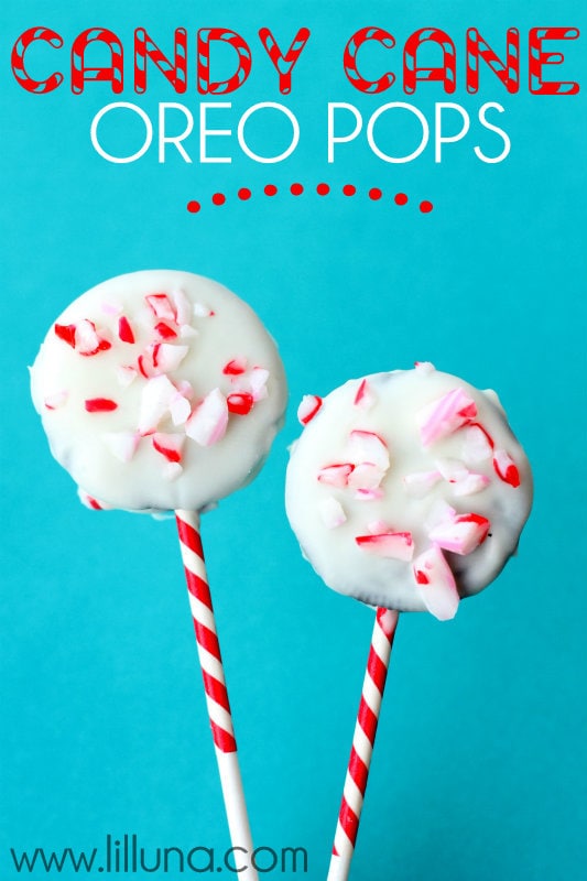  szuper finom Candy Cane Oreo Pops!! Oreos mártott vanília tetején borsmenta darab! Olyan könnyű elkészíteni!