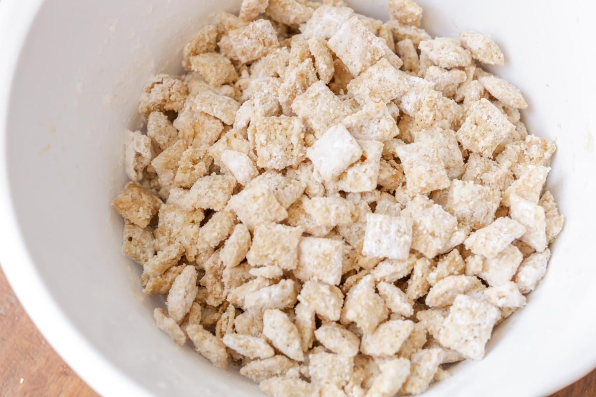 fehér csokoládé muddy buddies recept egy fehér tálban