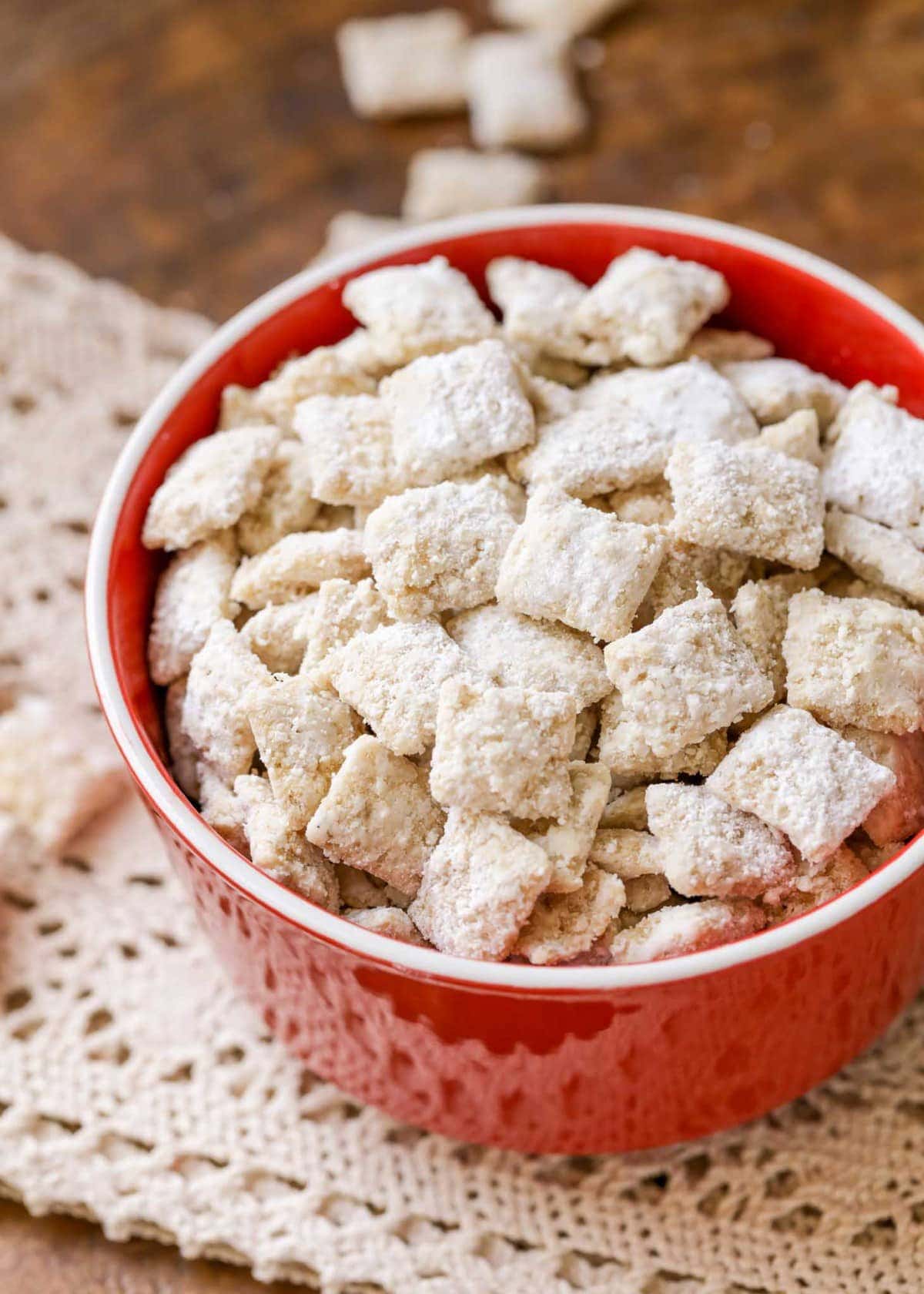 White puppy chow w czerwonej misce