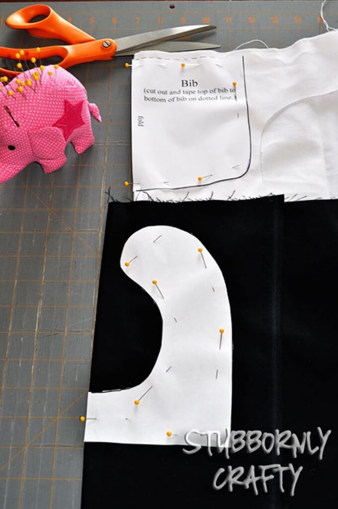 Mickey and Minnie Baby Bib Tutorial on { lilluna.com } So cute!!!