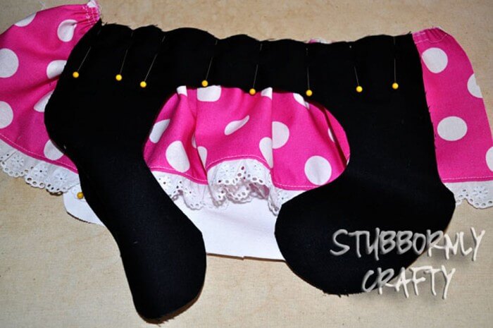 Mickey and Minnie Baby Bib Tutorial on { lilluna.com } So cute!!!