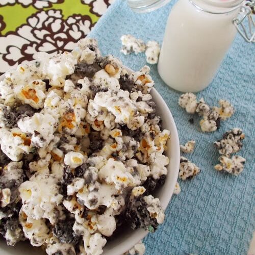 Cookies and Cream Popcorn {10 Minutes} | Lil' Luna