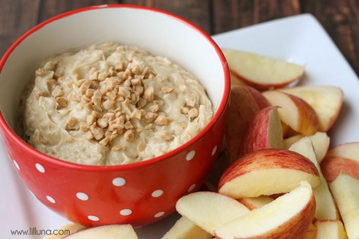 Thanksgiving appetizers - apple brickle dip served with apples.