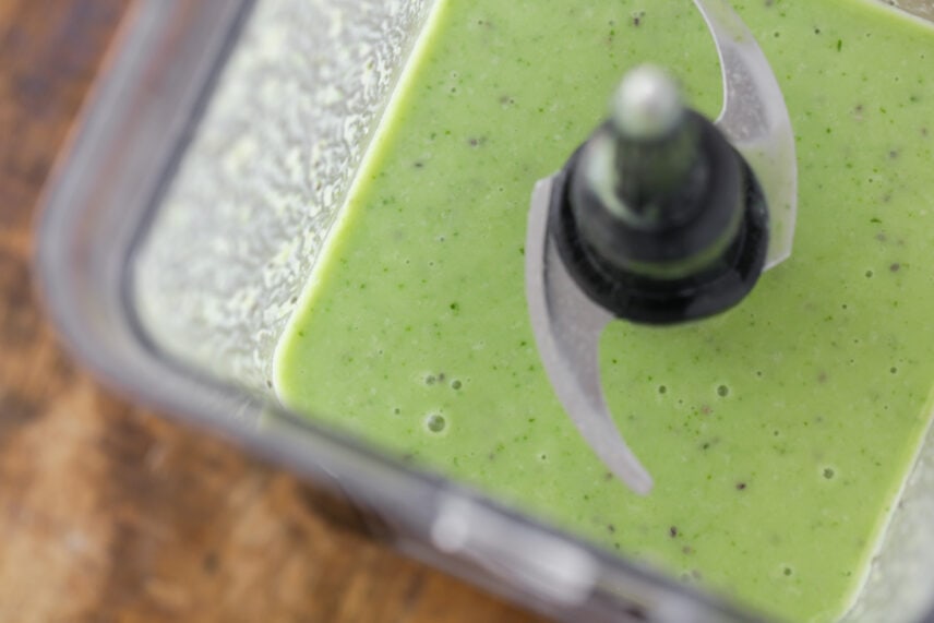How to make a green smoothie in the blender