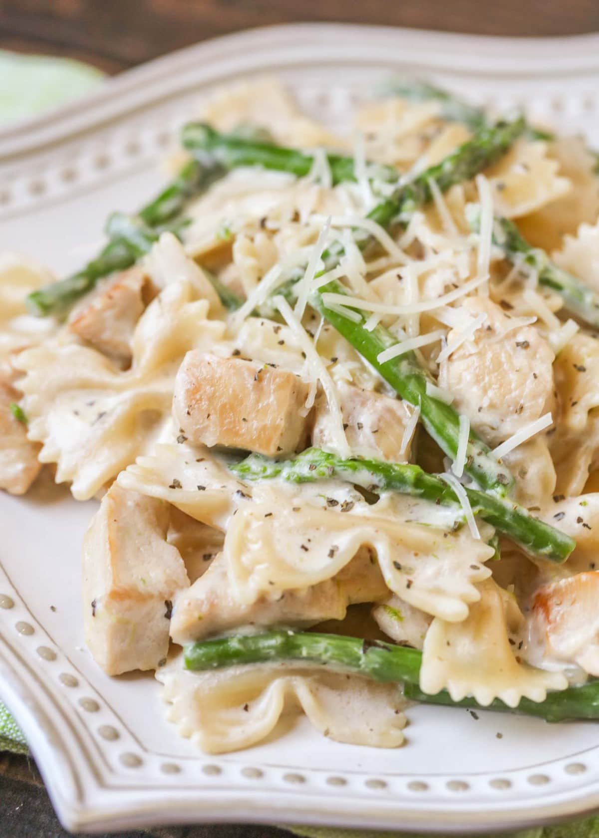 Ricetta di pasta di asparagi di pollo su un piatto bianco