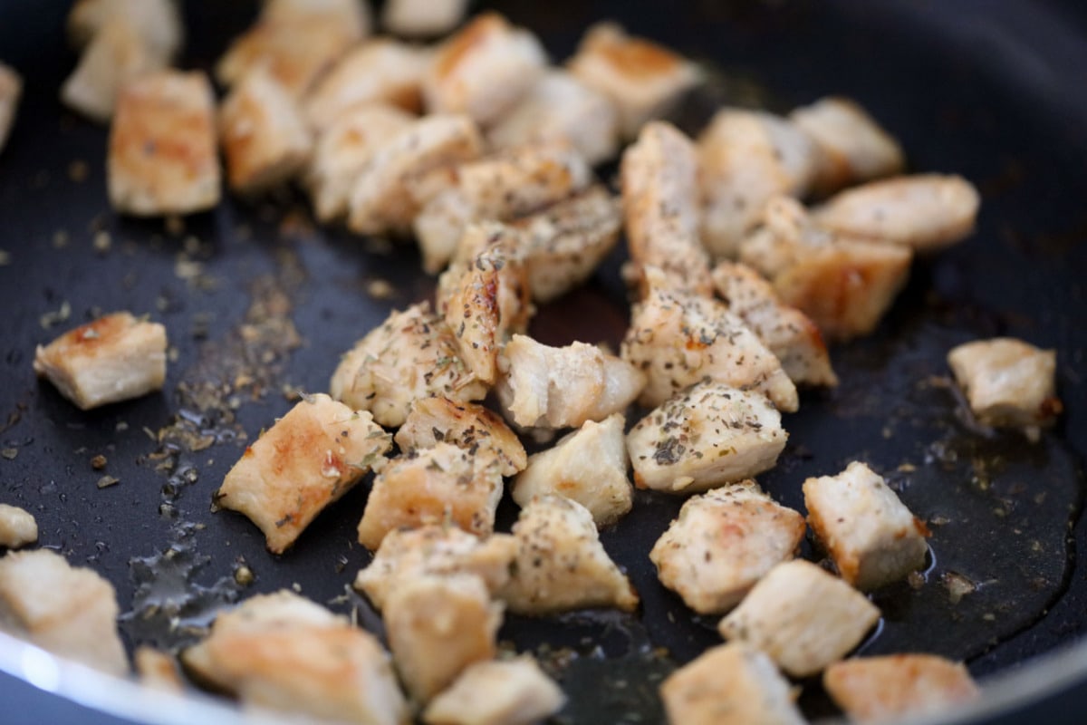 poulet coupé en dés et cuit dans une poêle