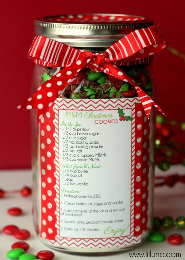 Christmas Cookies in a Jar - Cute and Easy gift idea! All you need is your cookie ingredients, recipe, scrapbook paper, & ribbon!