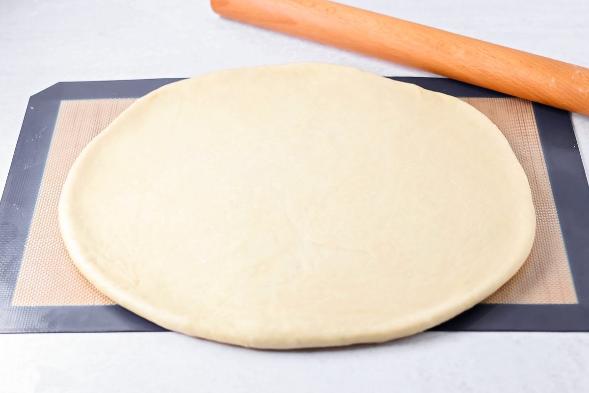 Roll dough rolled out into a circle.