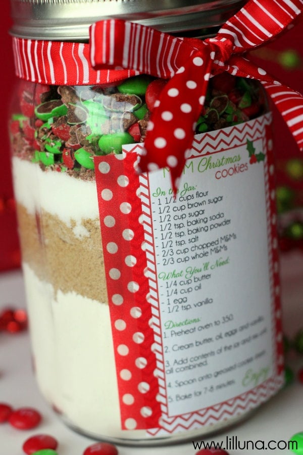 Christmas Cookies in a Jar - Cute and Easy gift idea! All you need is your cookie ingredients, recipe, scrapbook paper, & ribbon!