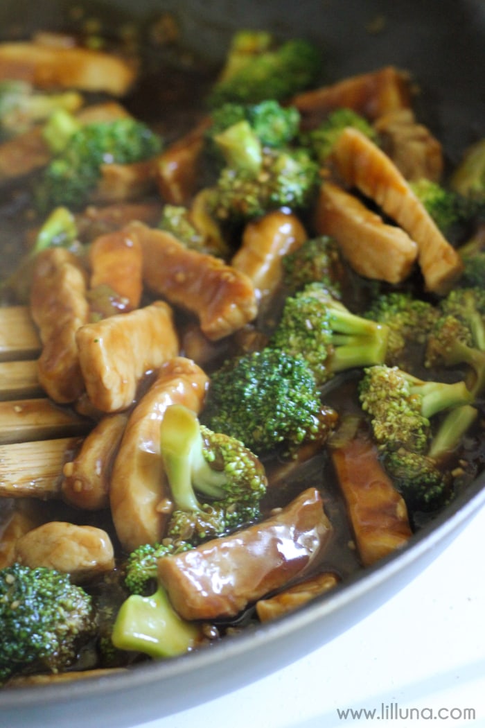 carne di maiale e broccoli cucinare in una padella