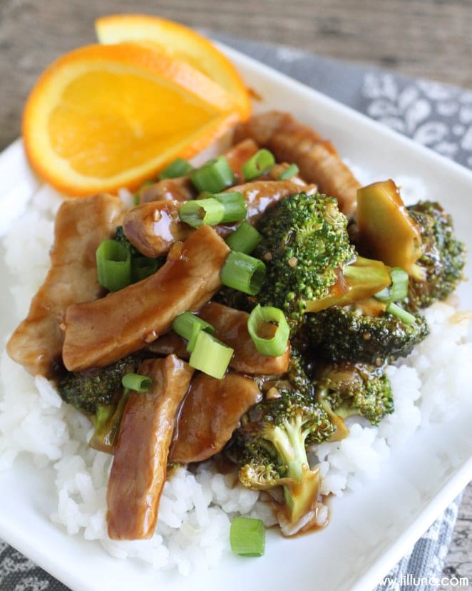 Carne di maiale e broccoli saltati in padella serviti su un letto di riso.