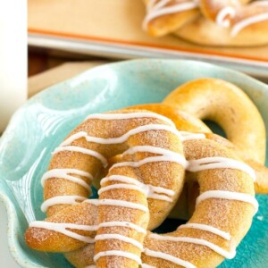 cinnamon pretzel with vanilla glaze