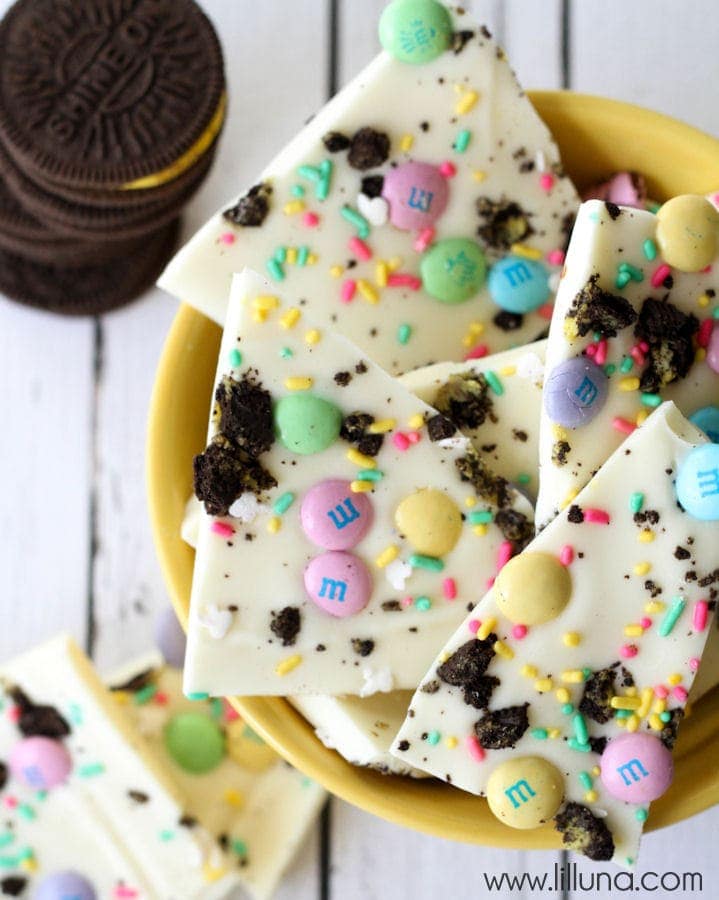 Easter Oreo Bark - so festive, delicious and only takes 5 minutes to put together! { lilluna.com } Recipe includes vanilla candy coating, Easter m&m's, oreos, and sprinkles!