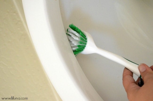 How to Keep Your Toilet Clean Longer { lilluna.com } Great tips and few supplies needed to get that clean look!