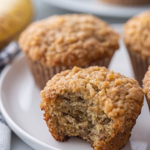 Easy Banana Crumb Muffins {+VIDEO} | Lil' Luna