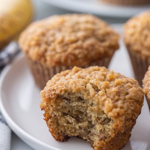 Easy Banana Crumb Muffins {+VIDEO} | Lil' Luna