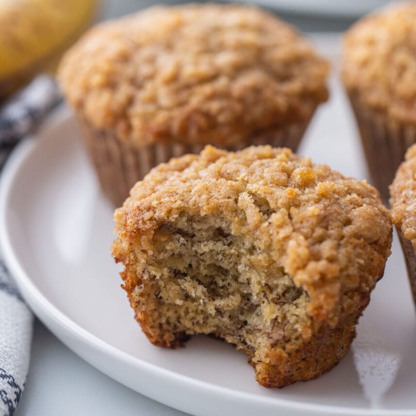 Easy Banana Crumb Muffins {+VIDEO} | Lil' Luna