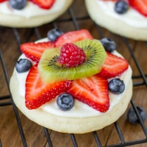 Fresh fruit pizza cookies on a cooling rack.