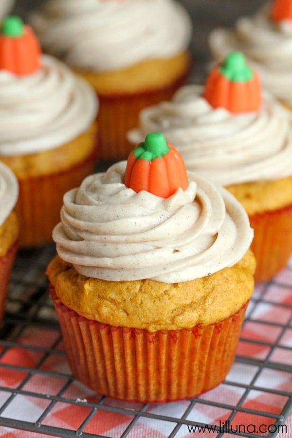 Delicious Pumpkin Cupcakes with Cinnamon Cream Cheese Frosting