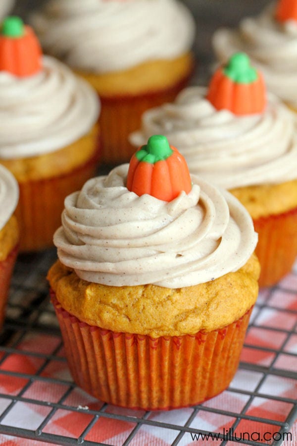 Pumpkin Cupcakes with Cinnamon Cream Cheese Frosting | Lil' Luna