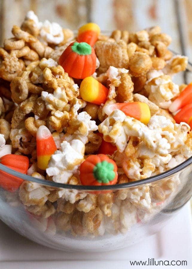 snoopy halloween snack mix, great pumpkin snack mix movie night snoopy