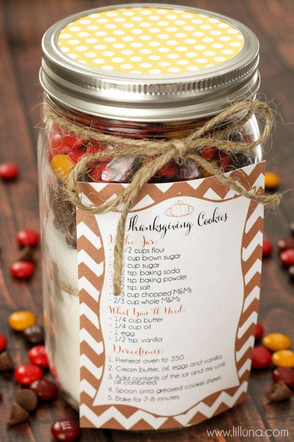 CUTE and SIMPLE Thanksgiving Cookie Jar Gift - perfect for friends and family! { lilluna.com } Grab your jar, cookie ingredients, scrapbook paper, twine, and FREE recipe label and you're set!
